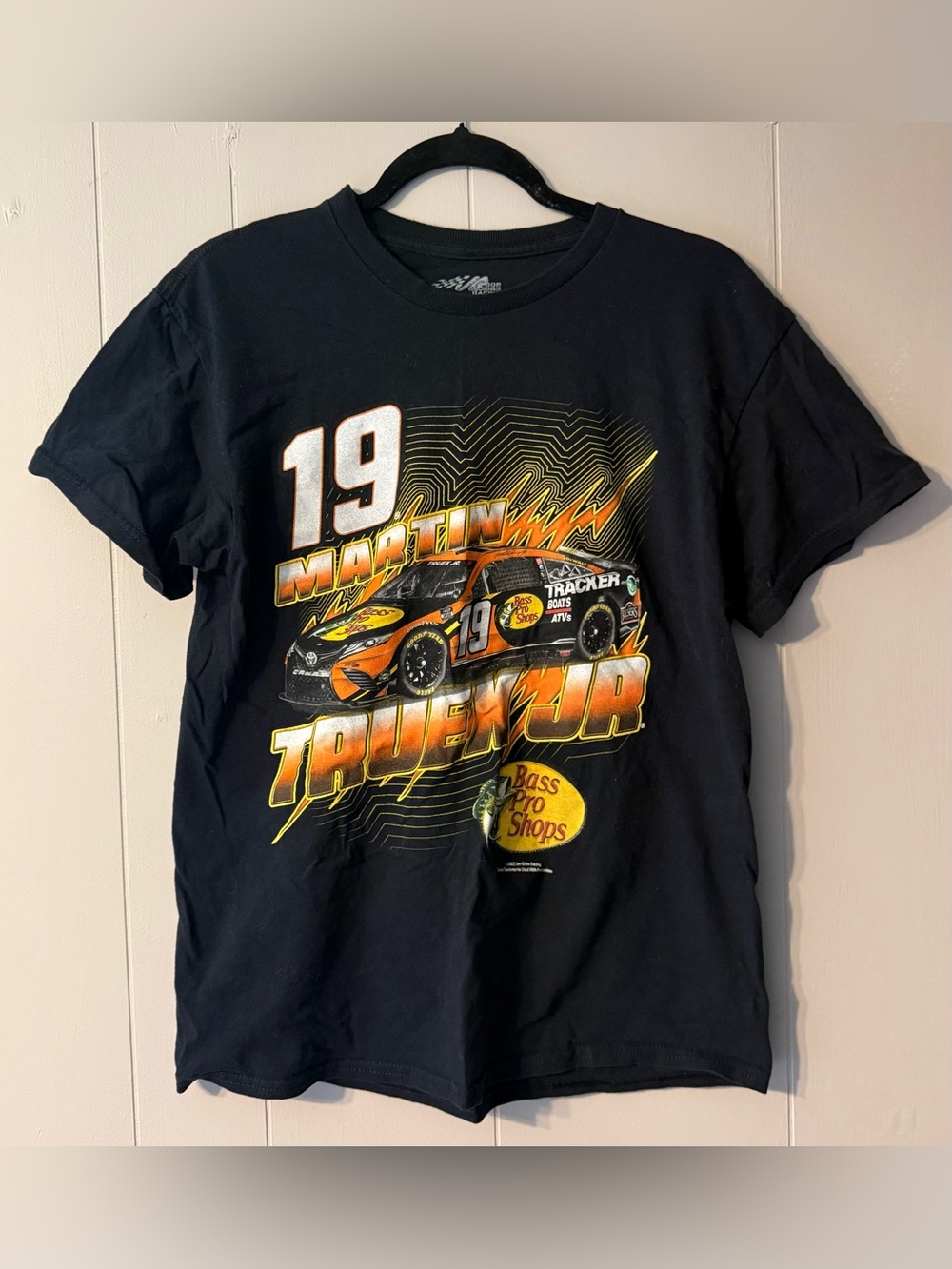 2022 Martin Truex Jr #19 Bass Pro Shops NASCAR T-Shirt Mens Medium Joe Gibbs